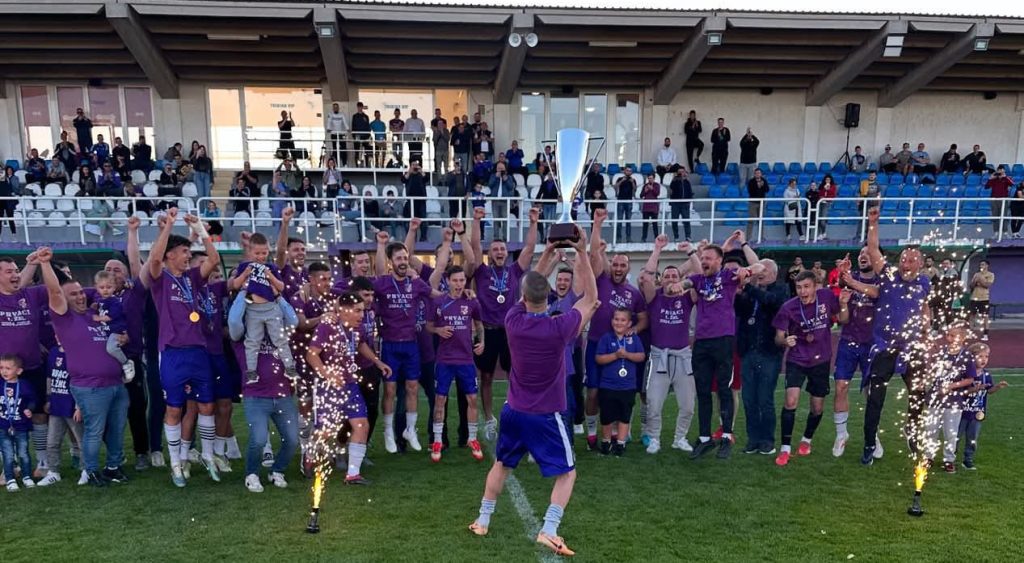 Željezničar pred svojim navijačima podigao trofej prvaka lige!